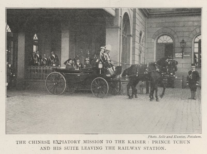 Die chinesische Sühne-Mission zum Kaiser, Prinz Tchun und sein Gefolge verlassen den Bahnhof von English Photographer