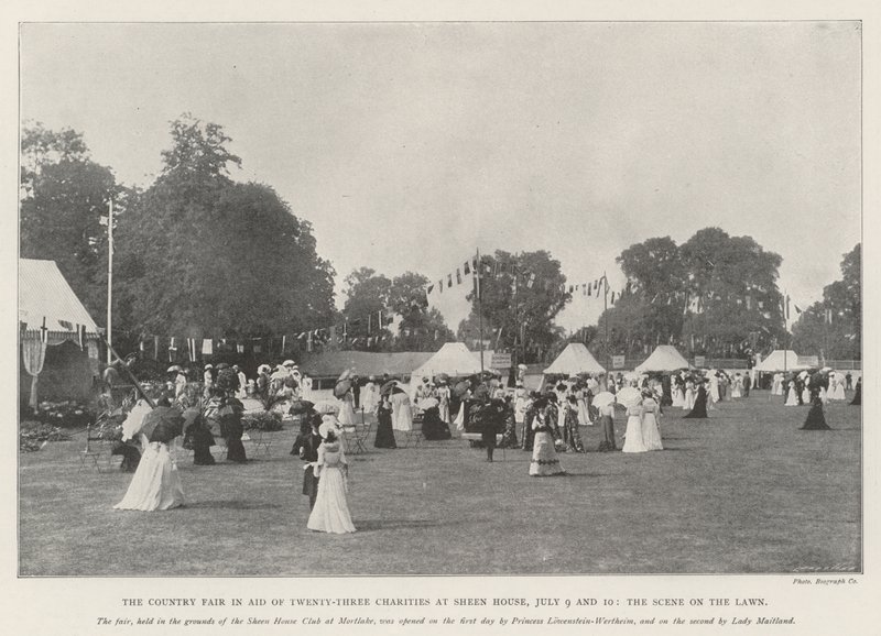 Der Jahrmarkt zugunsten von dreiundzwanzig Wohltätigkeitsorganisationen im Sheen House, 9. und 10. Juli, die Szene auf dem Rasen von English Photographer