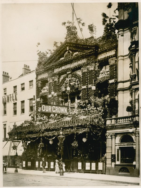 Empire Theatre, Leicester Square, London, dekoriert für das Diamantjubiläum von Königin Victoria, Juni 1897 von English Photographer
