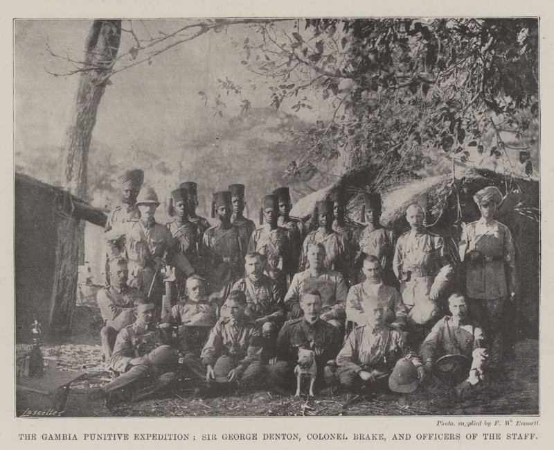 Die Gambia-Strafexpedition, Sir George Denton, Colonel Brake und Offiziere des Stabes von English Photographer