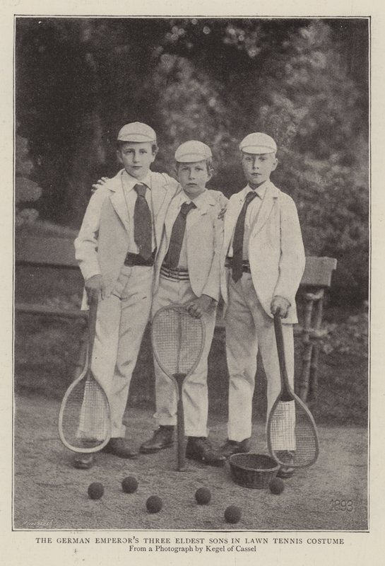 Die drei ältesten Söhne des deutschen Kaisers in Tenniskleidung von English Photographer