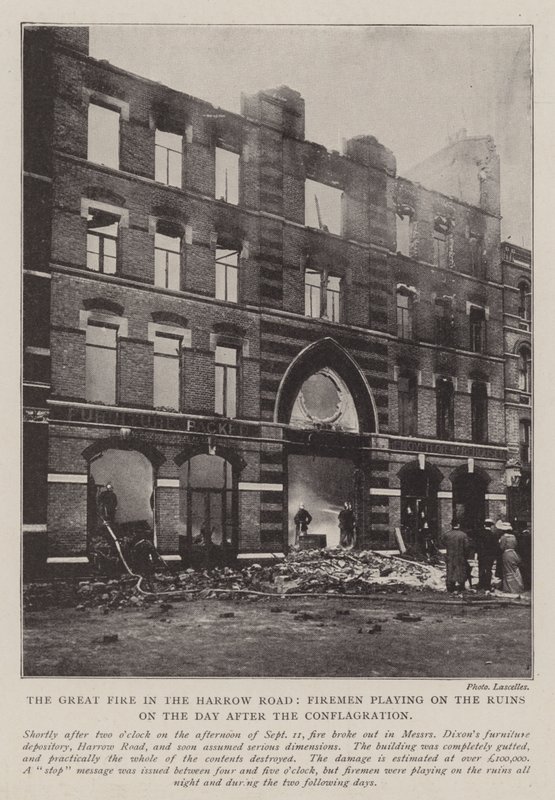 Das große Feuer in der Harrow Road, Feuerwehrleute löschen die Ruinen am Tag nach dem Brand von English Photographer