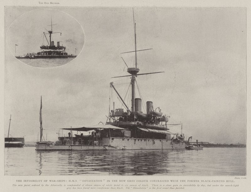 Die Unsichtbarkeit von Kriegsschiffen, HMS Devastation in der neuen grauen Farbe im Vergleich zum früheren schwarz gestrichenen Rumpf von English Photographer