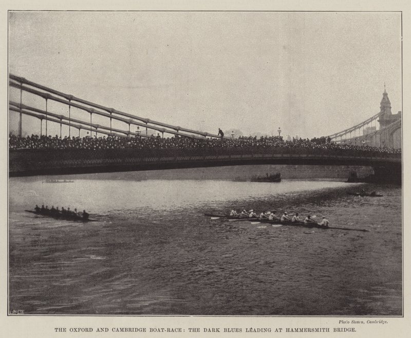 Das Oxford-und-Cambridge-Bootsrennen, die Dunkelblauen führen an der Hammersmith-Brücke von English Photographer
