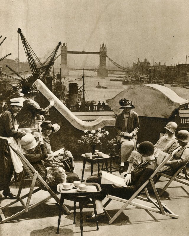 Der Pool vom Dachgarten des Langbourne Clubs für Stadtfrauen von English Photographer