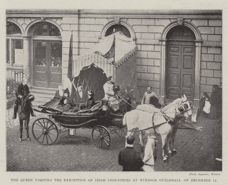 Die Königin besucht die Ausstellung irischer Industrien in der Windsor Guildhall am 12. Dezember von English Photographer