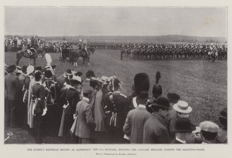 Die Geburtstagsparade der Königin in Aldershot, die 15. Husaren, an der Spitze der Kavalleriebrigade, passieren den Salutpunkt von English Photographer