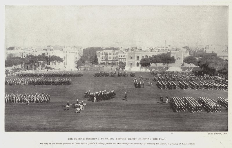 Der Geburtstag der Königin in Kairo, britische Truppen salutieren die Flagge von English Photographer