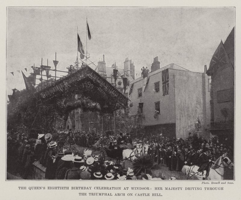 Der achtzigste Geburtstag der Königin in Windsor, Ihre Majestät fährt durch den Triumphbogen am Castle Hill von English Photographer
