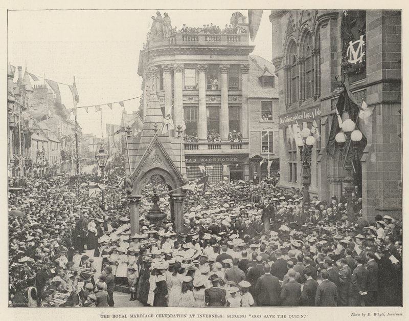 Die Feier der königlichen Hochzeit in Inverness, singen God Save the Queen von English Photographer