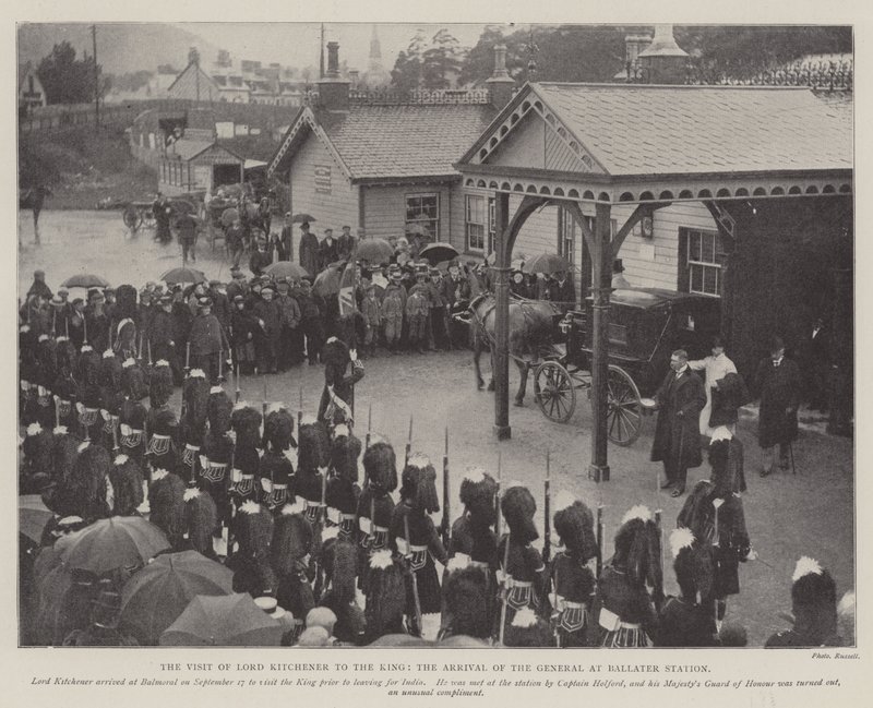 Der Besuch von Lord Kitchener beim König, die Ankunft des Generals am Bahnhof Ballater von English Photographer