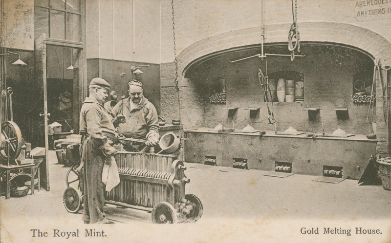 Das Goldschmelzhaus der Königlichen Münze, London von English Photographer
