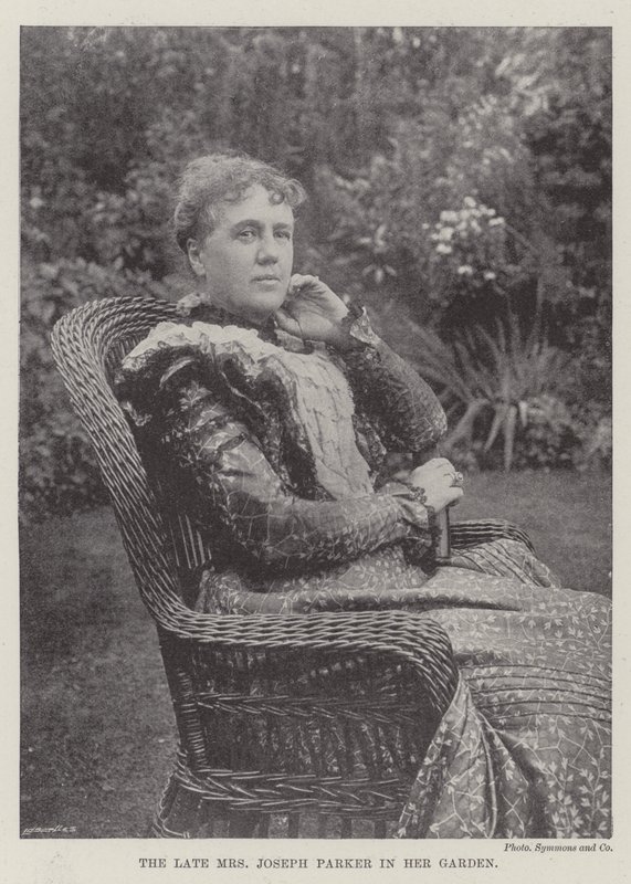 Die verstorbene Frau Joseph Parker in ihrem Garten von English Photographer
