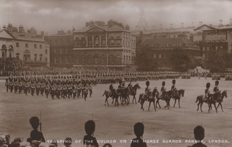 Fahnenparade auf der Horse Guards Parade, London von English Photographer