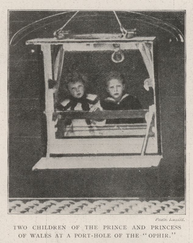 Zwei Kinder des Prinzen und der Prinzessin von Wales an einem Bullauge der Ophir von English Photographer