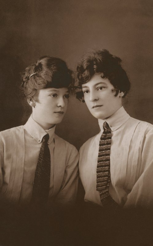 Zwei junge edwardianische Frauen mit Krawatten von English Photographer