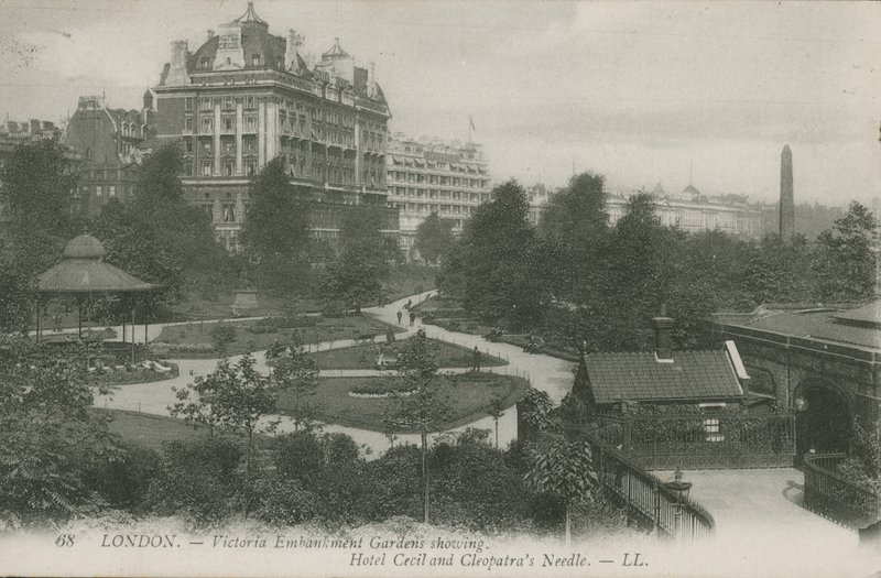 Victoria Embankment Gardens, mit Hotel Cecil und Cleopatras Nadel, London von English Photographer