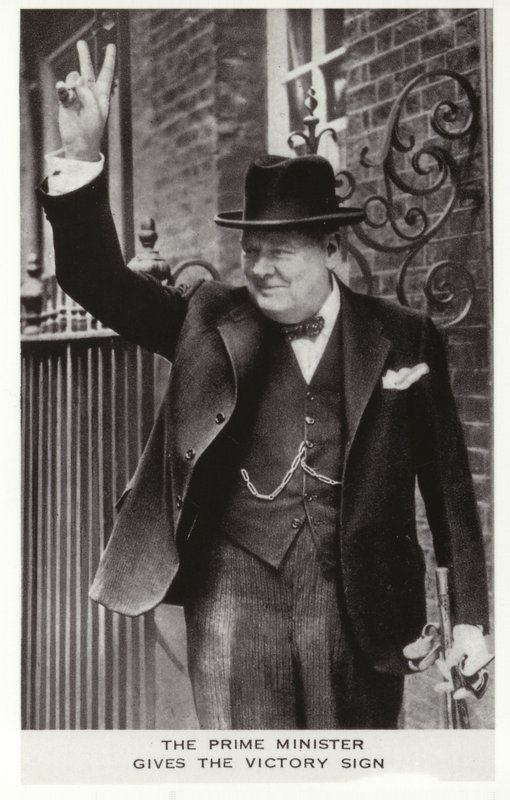 Winston Churchill zeigt das Victory-Zeichen vor der Downing Street 10, 5. Juni von English Photographer