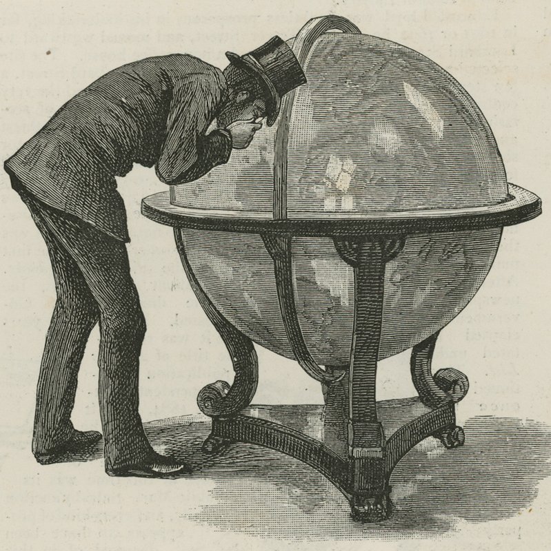 Ein Mann von Lloyds studiert einen Globus von English School