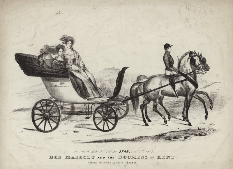 Ihre Majestät und die Herzogin von Kent bei einer Ausfahrt in ihrem Phaeton von English School