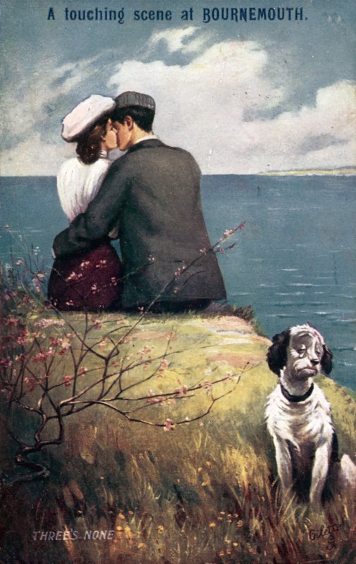 Liebespaar in Bournemouth, mit ausgeschlossenem Hund von English School