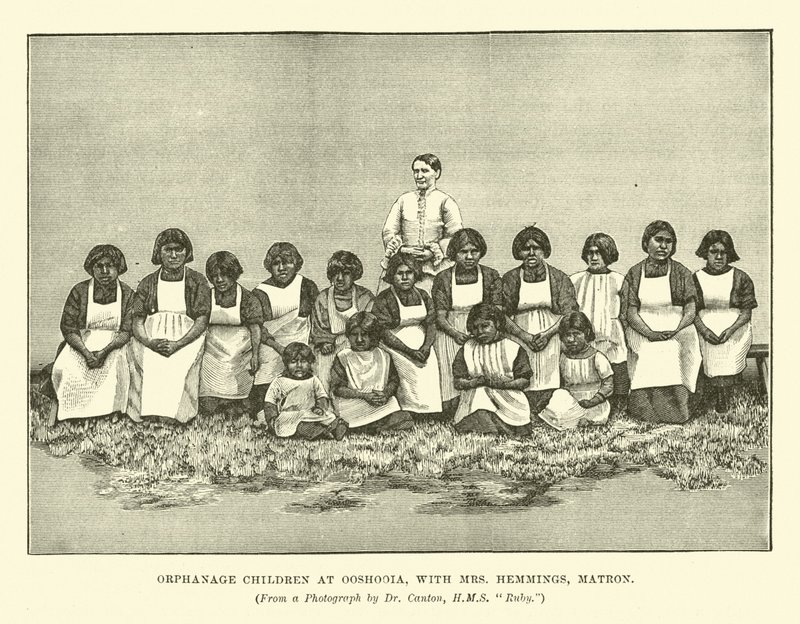 Waisenkinder in Ooshooia, mit Mrs. Hemmings, Matrone von English School