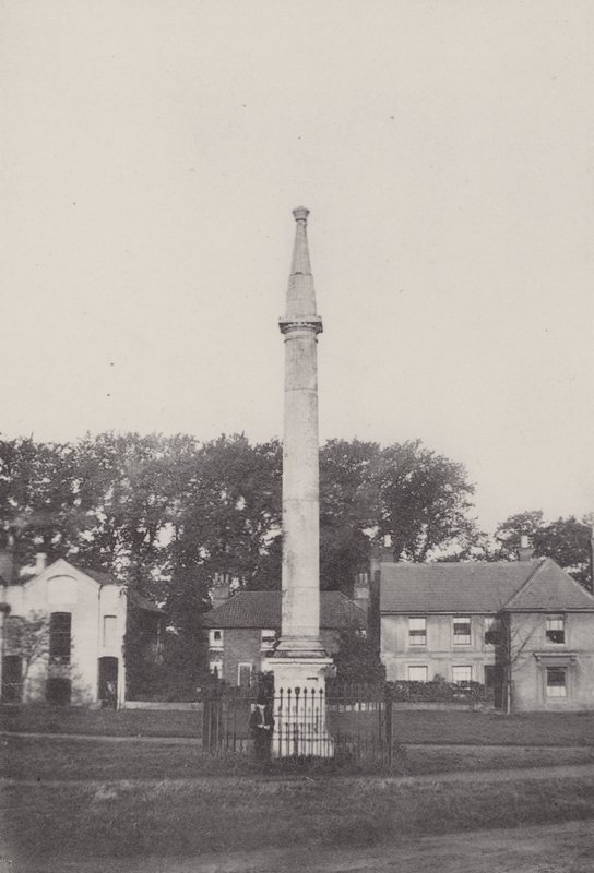 Steinsäule, die früher in den Seven Dials stand von English School