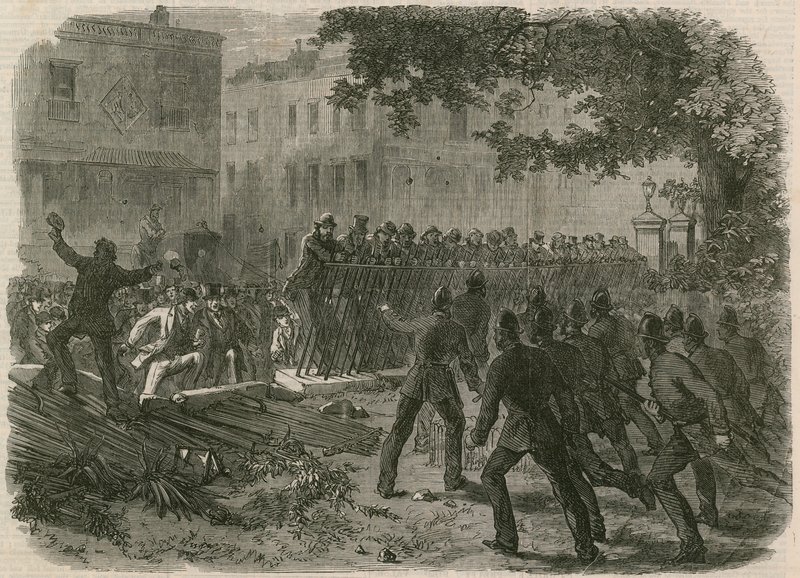 Der Aufruhr im Hyde Park: Der Mob reißt die Zäune in der Park Lane nieder von English School