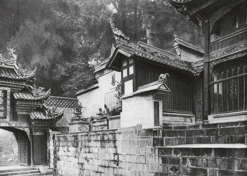 Kuanhien, Ori Lang miao, Szechuan, Erster Vorhof des Ori Lang Tempels von Ernst Boerschmann
