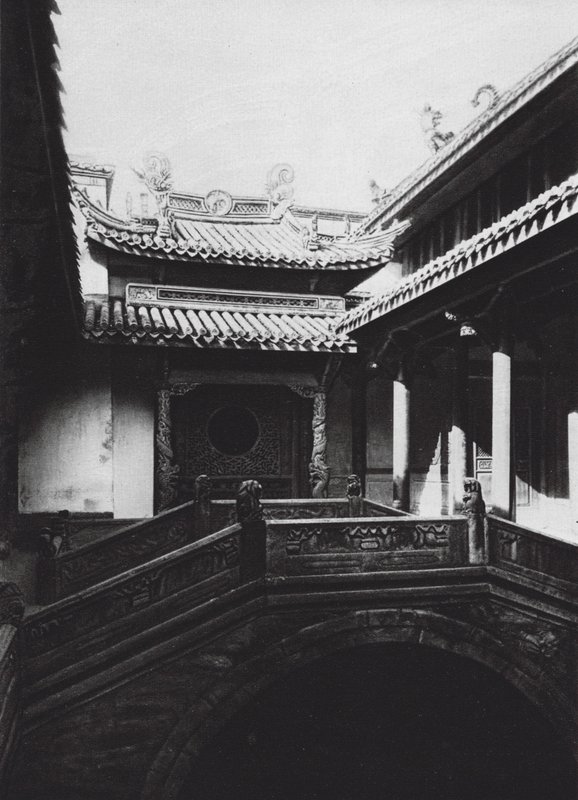 Ningpo, Fukien hui kuan, Chekiang, Vorhof im Fukien Club von Ernst Boerschmann