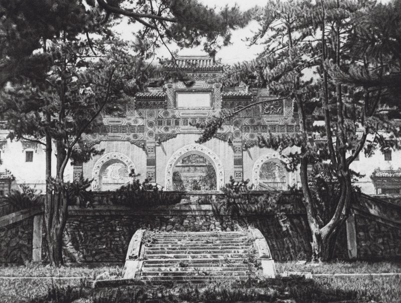 Peking, Si shan, Tsing i yuan, Chihli, Farbglasierte Tor in den Westlichen Hügeln bei Peking von Ernst Boerschmann