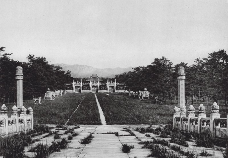 Siling, Chihli, Die Straße der Geister von der Brücke aus gesehen von Ernst Boerschmann