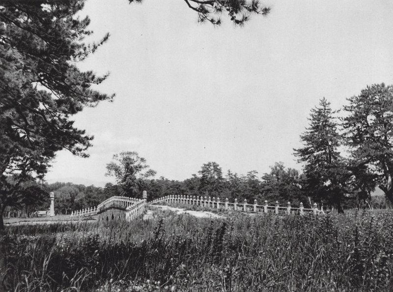 Siling, Chihli, Die westlichen kaiserlichen Gräber der Mandschu-Dynastie, Brücke auf dem Weg der Geister (s/w Foto) von Ernst Boerschmann