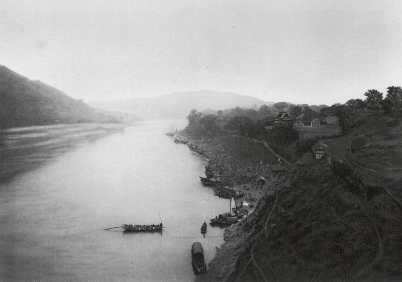 Suchoufou, Szechuan, Blick von der Stadt den Min-Fluss hinauf von Ernst Boerschmann