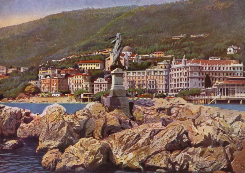 Abbazia, jetzt Opatija in Kroatien: Madonna del Mare, im Hintergrund die Kirche S Maria Annunciata (Foto) von European Photographer