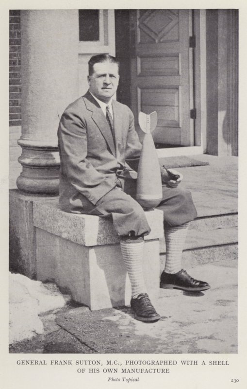 General Frank Sutton, MC, fotografiert mit einer von ihm hergestellten Granate von European Photographer