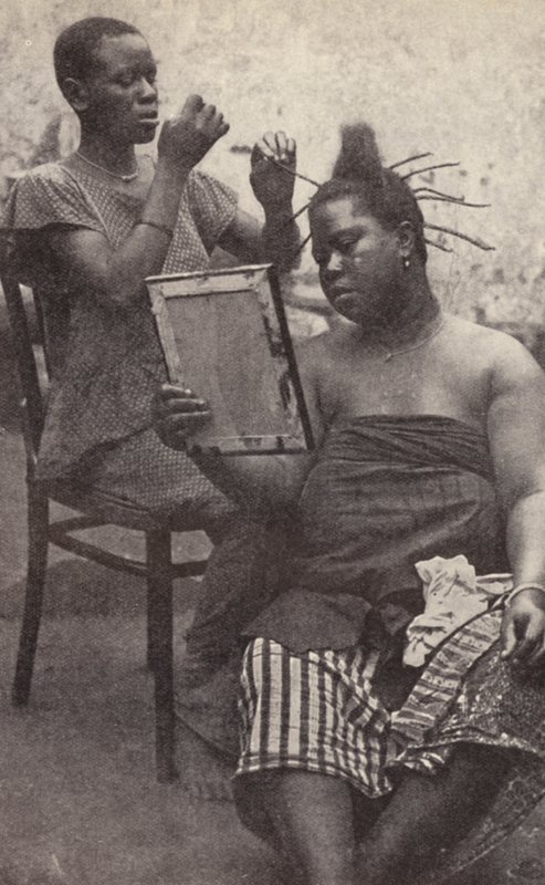 Westafrikanische Frau lässt sich die Haare machen (s/w Foto) von European Photographer