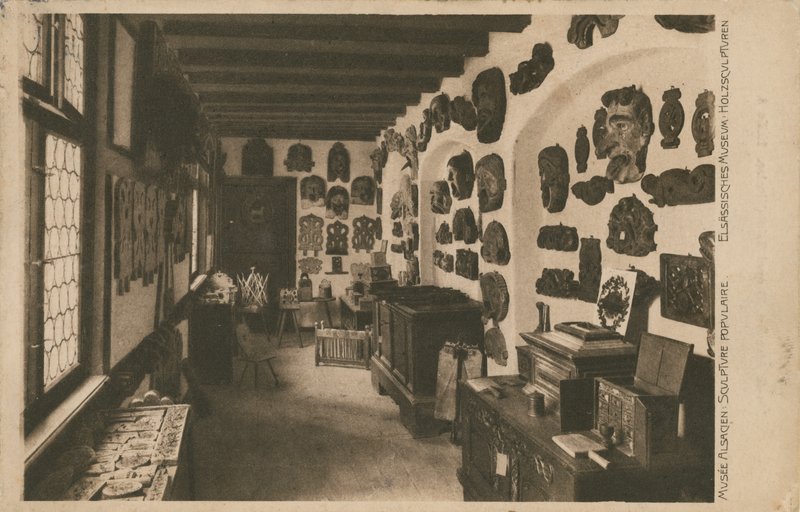 Elsässisches Museum mit Holzskulpturen von French Photographer