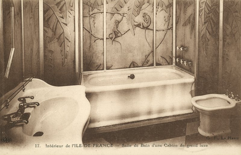 Badezimmer einer Luxuskabine an Bord des französischen Ozeandampfers Ile de France von French Photographer