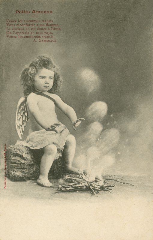 Putto sitzt am Feuer von French Photographer