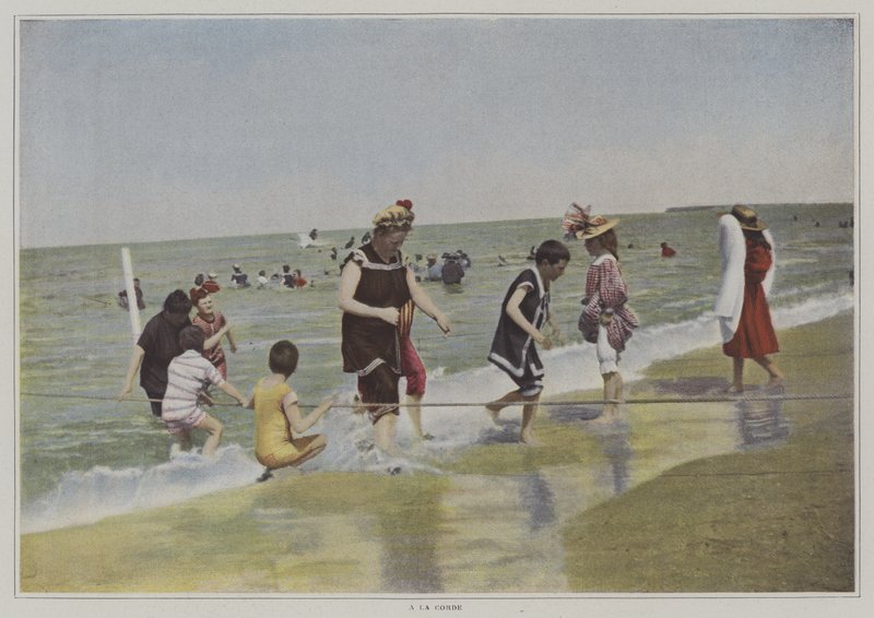 Kinder spielen mit einem Seil am Strand (Farbfoto) von French Photographer