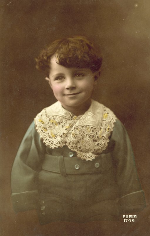 Niedlicher Junge mit großem Lächeln von French Photographer