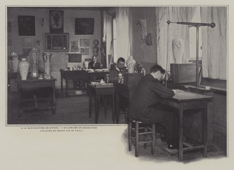 Dekorationswerkstatt in der Porzellanfabrik von Sèvres, Frankreich von French Photographer