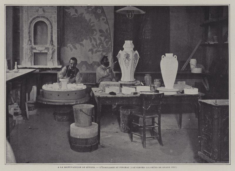 Emaillieren mit dem Pinsel in der Porzellanfabrik von Sèvres, Frankreich von French Photographer