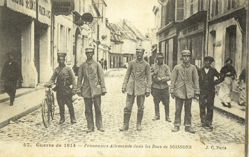 Deutsche Gefangene auf den Straßen von Soissons, Frankreich, Erster Weltkrieg von French Photographer