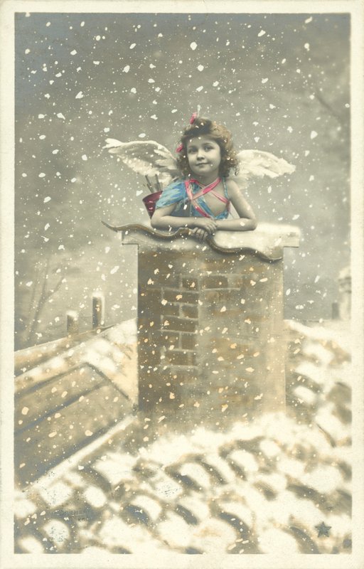 Mädchenengel, der aus einem Schornstein im Schnee auftaucht von French Photographer