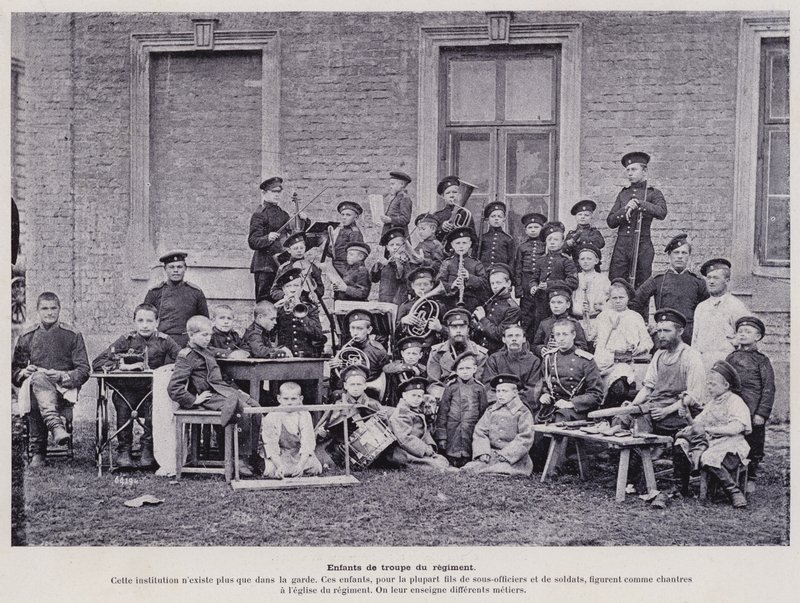 Die russische Armee: Regimentstruppen-Kinder (s/w Foto) von French Photographer