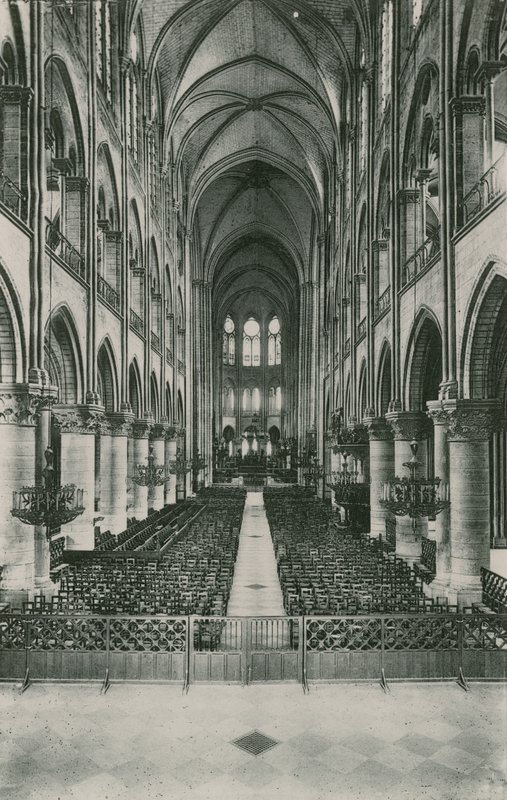 Schiff der Kirche Notre-Dame von French Photographer