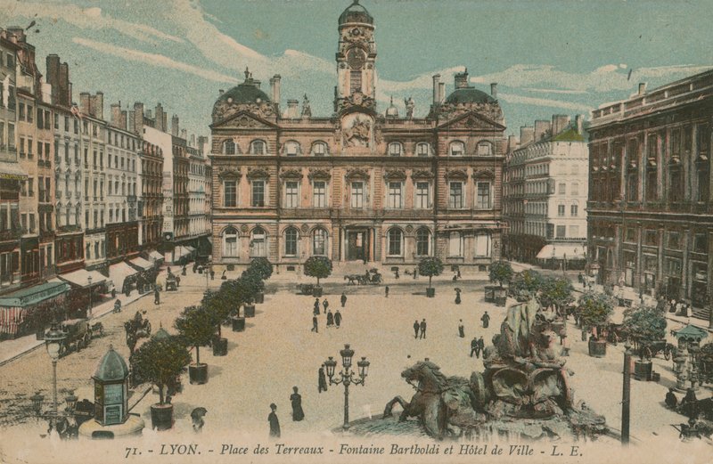 Lyon - Place des Terreaux - Bartholdi-Brunnen und das Rathaus von French Photographer