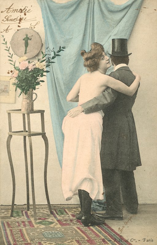 Mann mit Zylinder, der eine halbnackte Frau umarmt von French Photographer